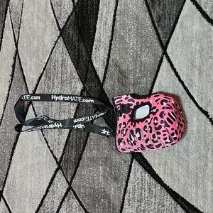 HYDROMATE PINK LEOPARD PRINT INSULATED WATER TRACKING SLEEVE COVER KOOZIE